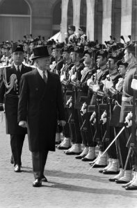 Inspectie van de erewacht op de Dam door gouverneur-generaal Michener, Bestanddeelnr 924-4512