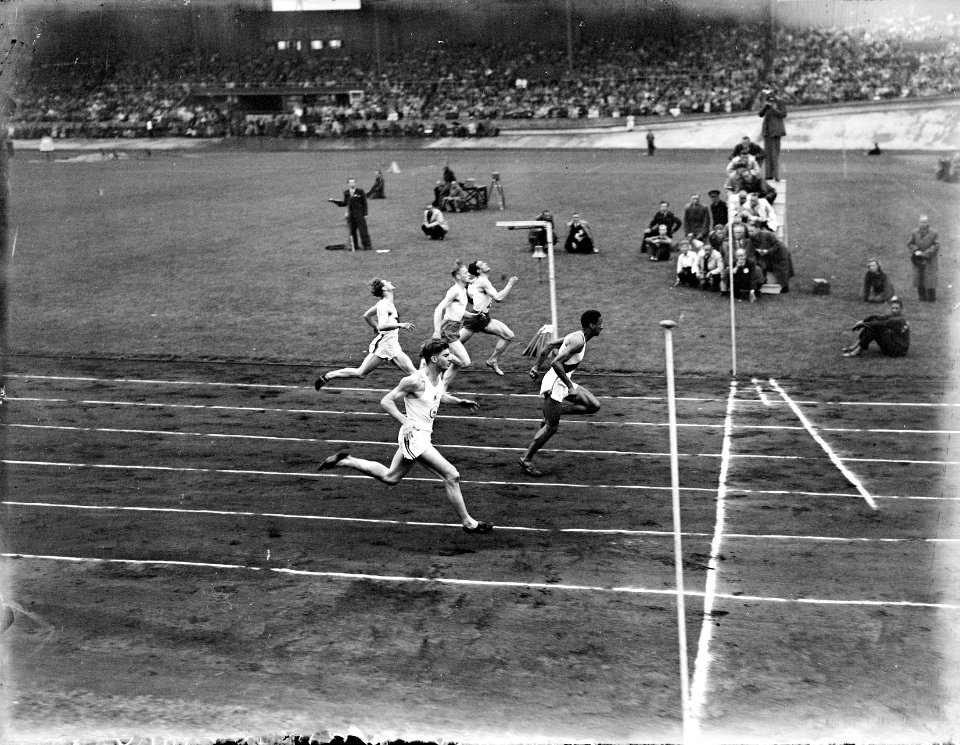 Internationale Athletiekwedstrijd in het Olympisch Stadion. Finish 100 meter, Bestanddeelnr 902-9144