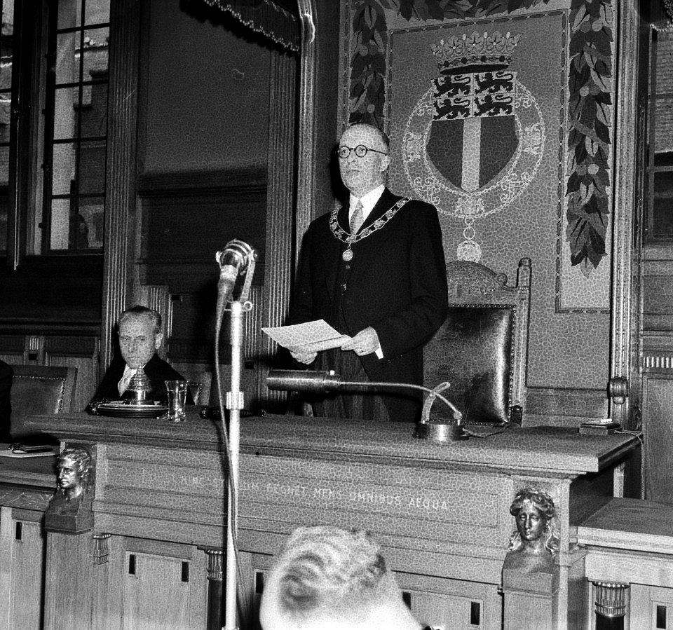Installatie van de nieuwe burgemeester Rotterdam G.E. van Walsum, Bestanddeelnr 905-2008