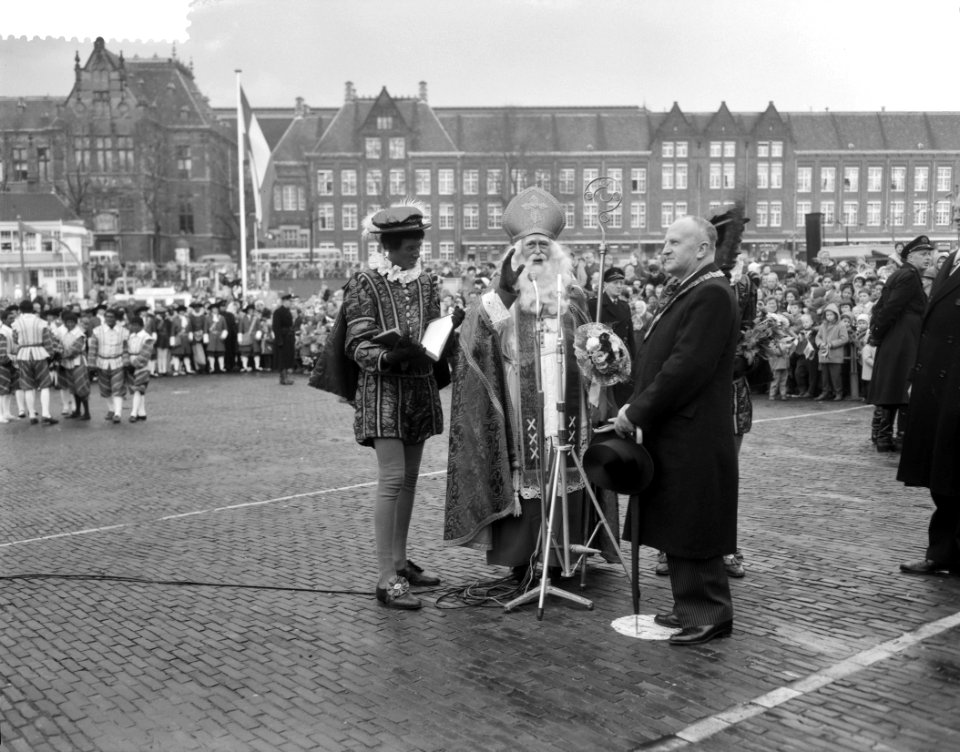 Intocht St Nicolaas te Amsterdam, begroeting door mr A de Roos , locoburgemee, Bestanddeelnr 911-7968