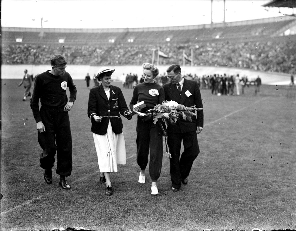 Internationale atletiekwedstrijd in het Olympisch Stadion. Huldiging Fanny Blank, Bestanddeelnr 902-9146