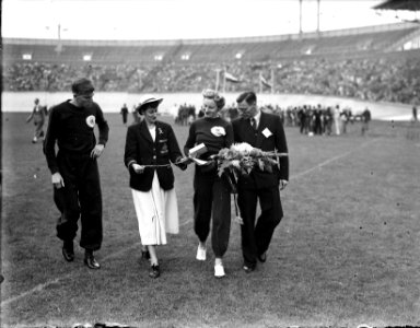 Internationale atletiekwedstrijd in het Olympisch Stadion. Huldiging Fanny Blank, Bestanddeelnr 902-9146