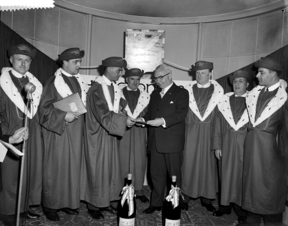 Installatie van Dr. G. M. J. Veldkamp tot Compagnon van de Conseil des Enchanson, Bestanddeelnr 910-2943