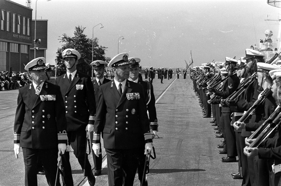 Inspectie van de troepen door schout-bij-nacht H.E. Rambonnet (links) en viceadm, Bestanddeelnr 928-0163