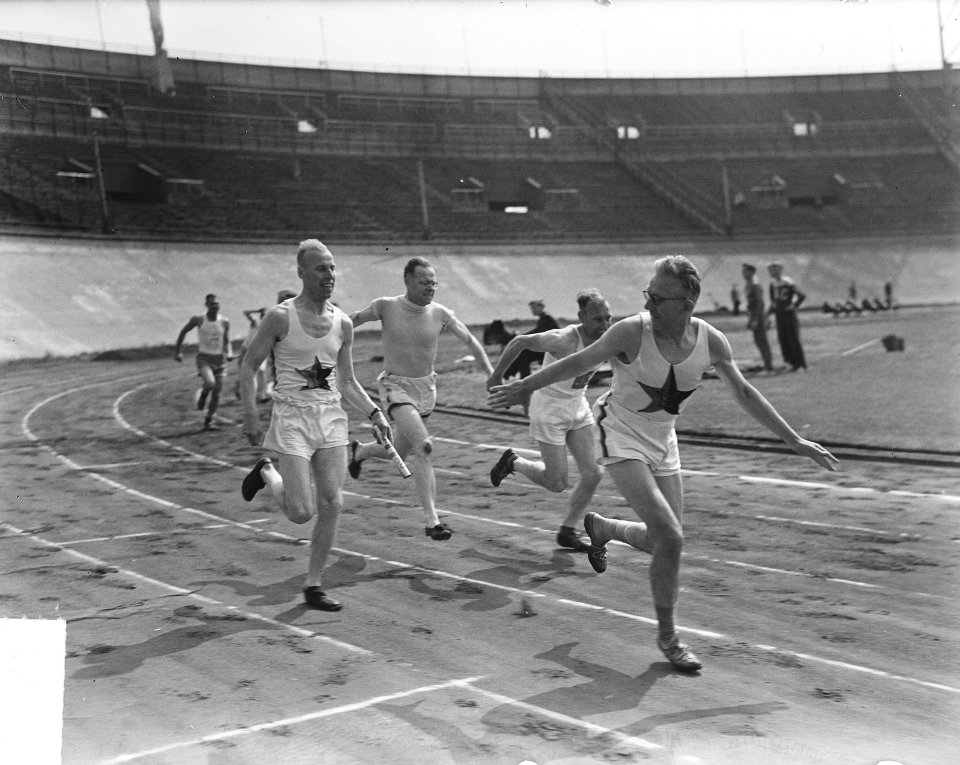 Internationale atletiek-wedstrijd 4 x 100 meter estafet veteranen Ir. Paulen ove, Bestanddeelnr 904-5984
