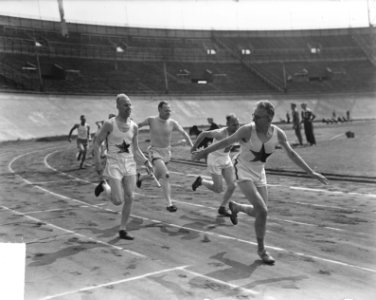 Internationale atletiek-wedstrijd 4 x 100 meter estafet veteranen Ir. Paulen ove, Bestanddeelnr 904-5984