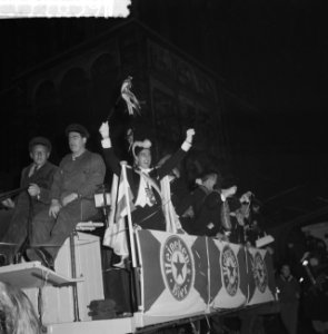 Intocht Prins Carnaval te Amsterdam, Prins Carnaval begroet bij zijn aanhangers, Bestanddeelnr 911-7639