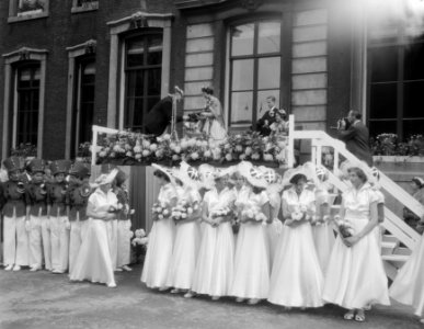 Intocht en kroning Haagse bloemenkoningin, stewardes Gusta van de Leuv (KLM), Bestanddeelnr 906-6551