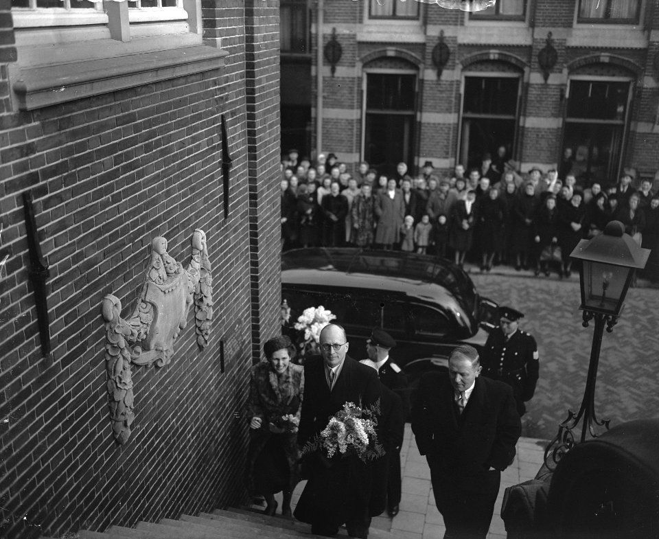 Installatie burgemeester Zandvoort, Mr. H.M. van Fenema . Trap stadhuis, Bestanddeelnr 902-5655