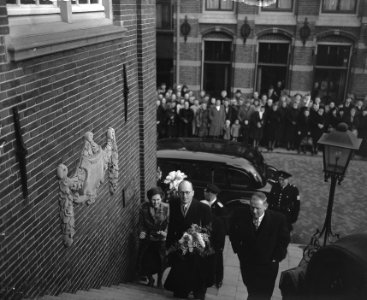 Installatie burgemeester Zandvoort, Mr. H.M. van Fenema . Trap stadhuis, Bestanddeelnr 902-5655