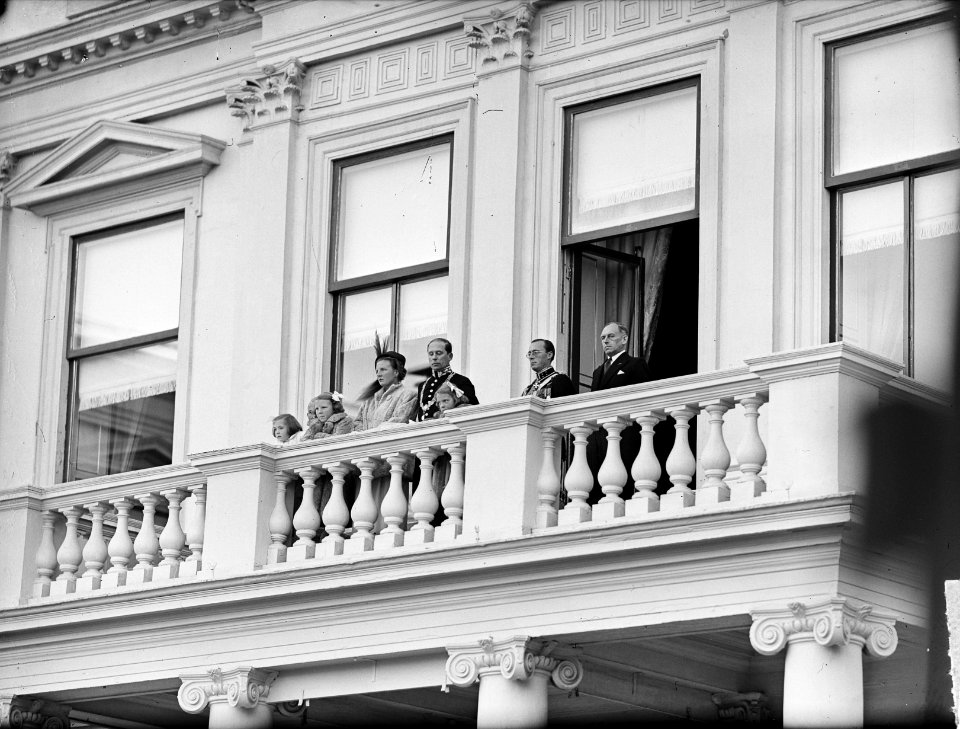 Intocht Koningin Juliana in Den Haag Koninlijke familie op balkon, Bestanddeelnr 903-0078