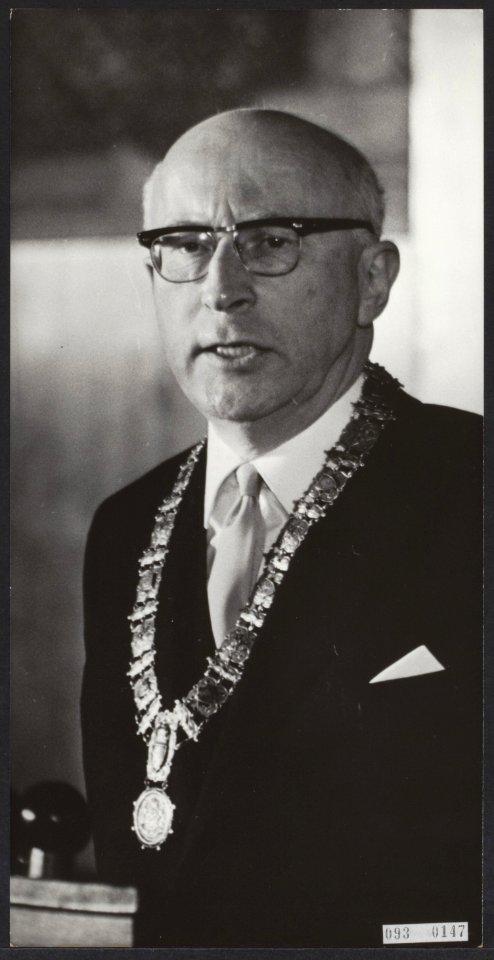Installatie van dr. I. Samkalden als burgemeester van Amsterdam in de raadzaal v, Bestanddeelnr 093-0147