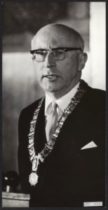 Installatie van dr. I. Samkalden als burgemeester van Amsterdam in de raadzaal v, Bestanddeelnr 093-0147