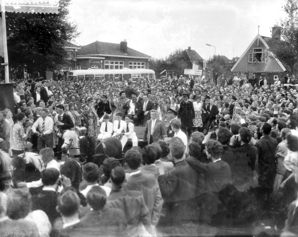 Intocht van Louis Armstrong in Blokker i.v.m. de muziekfestival vergeeld, Bestanddeelnr 910-3582