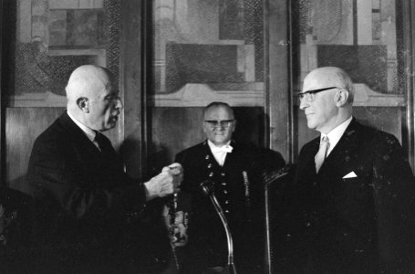 Installatie Dr. J. Samkalden als burgemeester Amsterdam Dr. Koets doet burgemees, Bestanddeelnr 920-6181