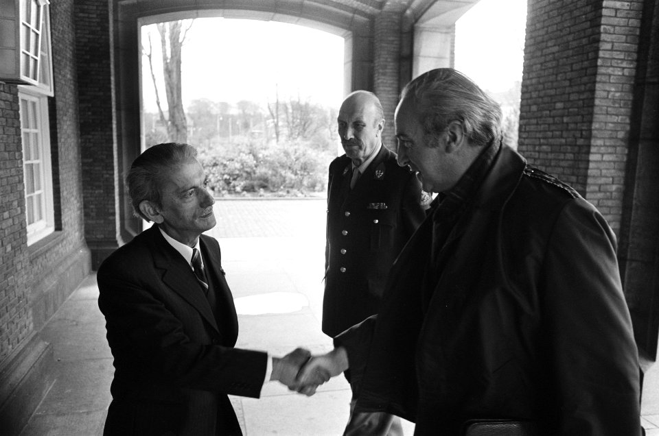 Installatie staatscommissie vrijwilligersleger in Den Ha minister Vredeling en v, Bestanddeelnr 927-8296