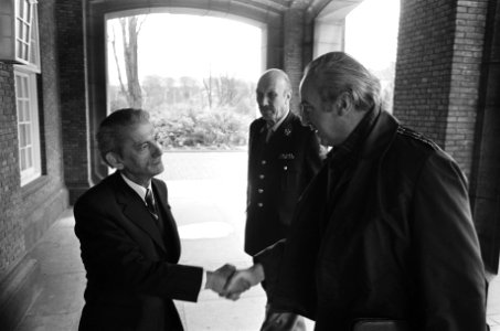 Installatie staatscommissie vrijwilligersleger in Den Ha minister Vredeling en v, Bestanddeelnr 927-8296
