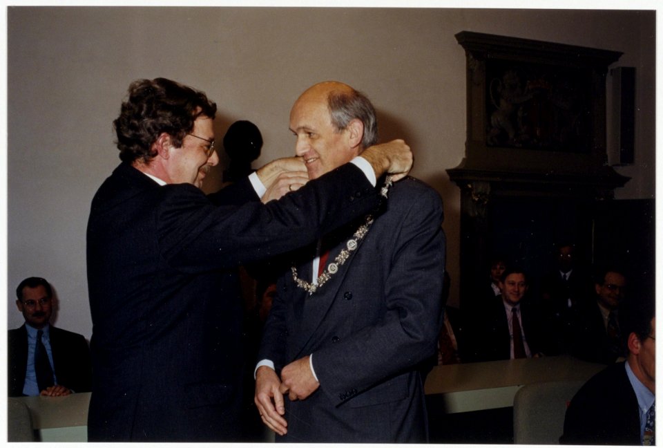 Installatie van Burgemeester Jaap Pop. Loco-burgemeester Cornelis Mooy hangt hem de ambtsketen om. NL-HlmNHA 54035268