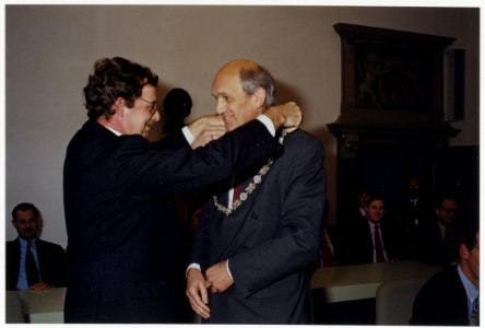 Installatie van Burgemeester Jaap Pop. Loco-burgemeester Cornelis Mooy hangt hem de ambtsketen om. NL-HlmNHA 54035268