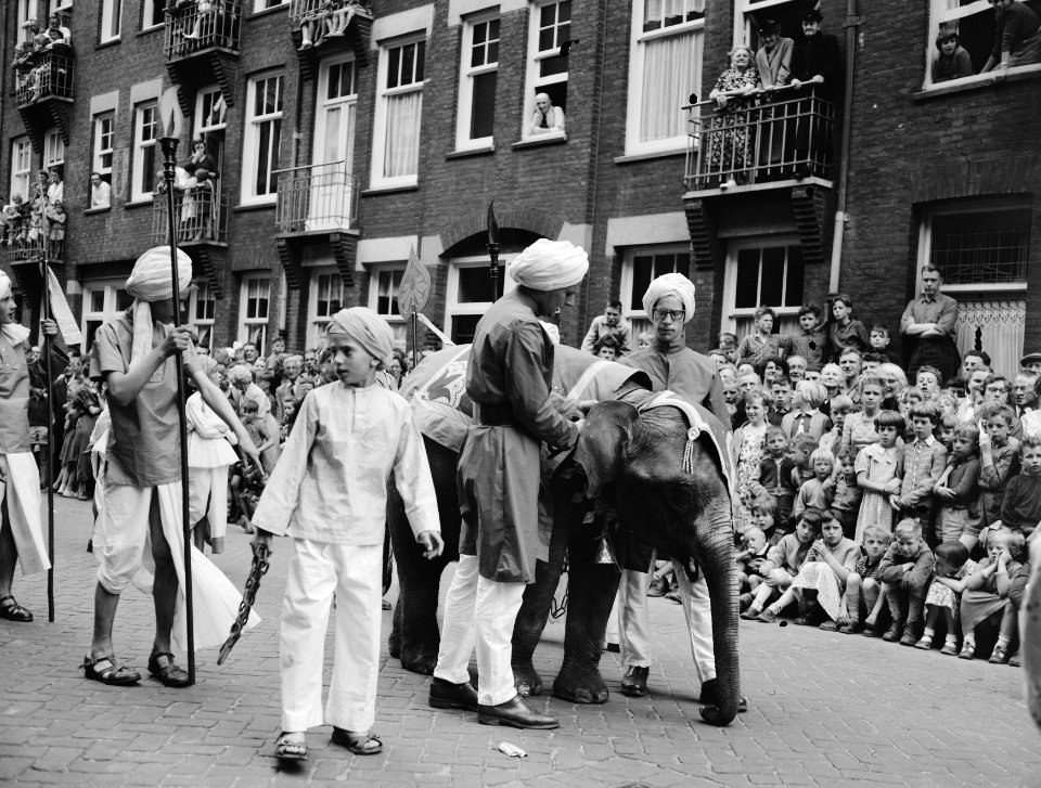 Intocht olifantje Murugan in Spaarndammerbuurt, Bestanddeelnr 907-1681