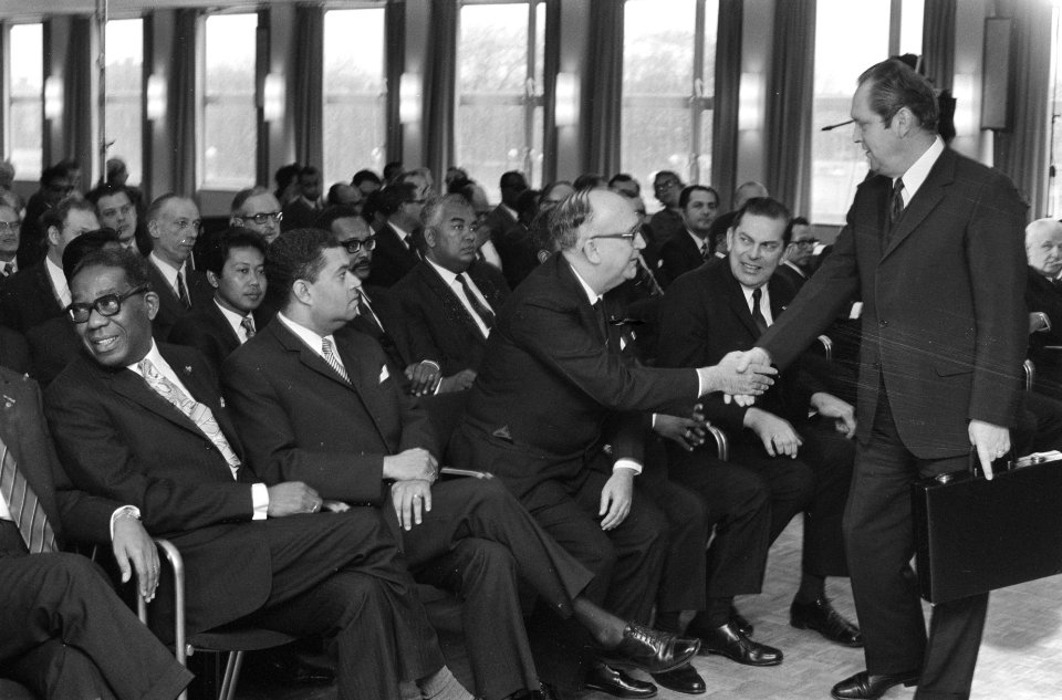 Installatie Koninkrijkscommissie in Congresgebouw in Den Haag vlnr Polane…, Bestanddeelnr 925-4874