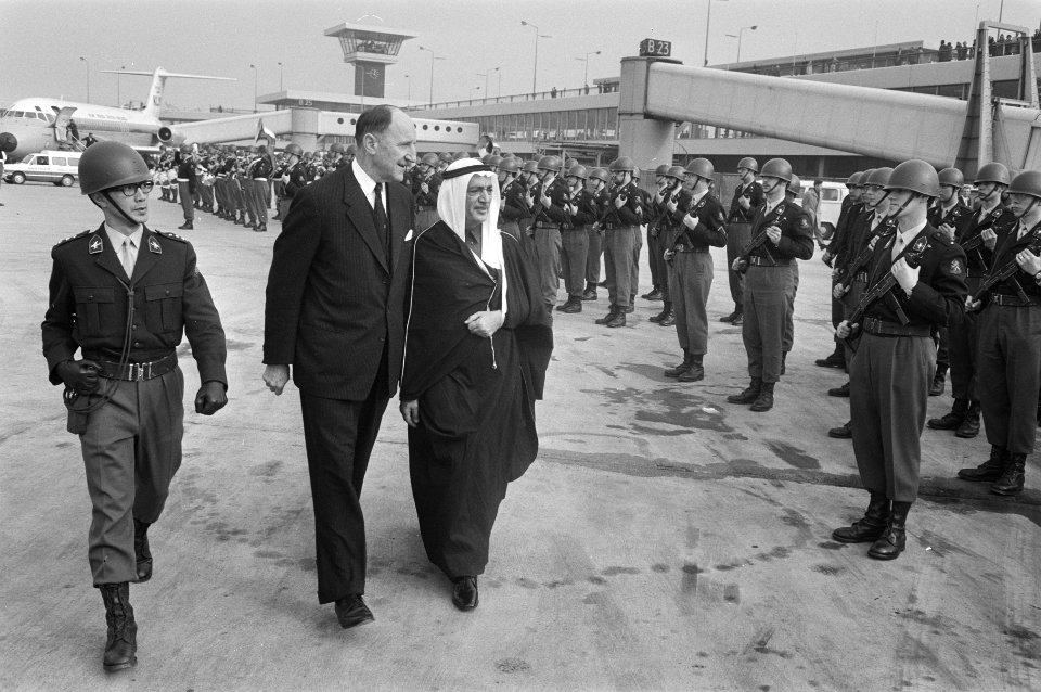 Inspectie van de erewacht door minister Al Sakhaf en minister Luns, Bestanddeelnr 924-4287