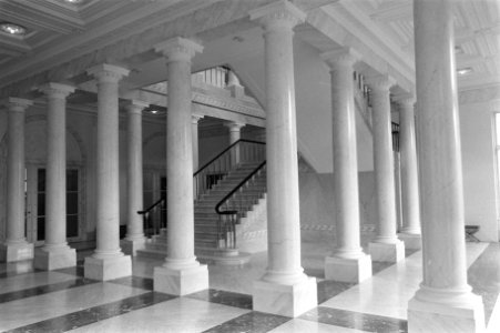 Interieurs van gerestaureeerd Paleis Noordeinde zuilen in de achtervestibule e, Bestanddeelnr 933-0698