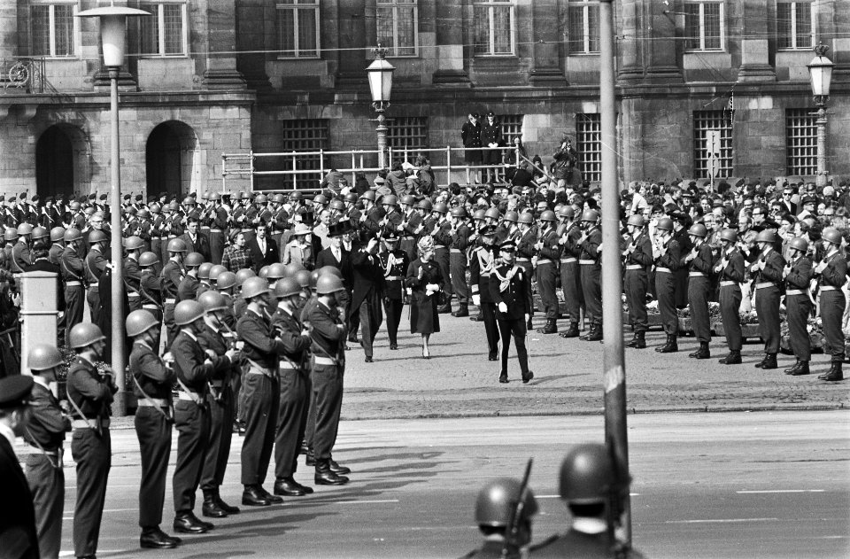 Inspectie van de erewacht op de Dam door gouverneur-generaal Michener, Bestanddeelnr 924-4513