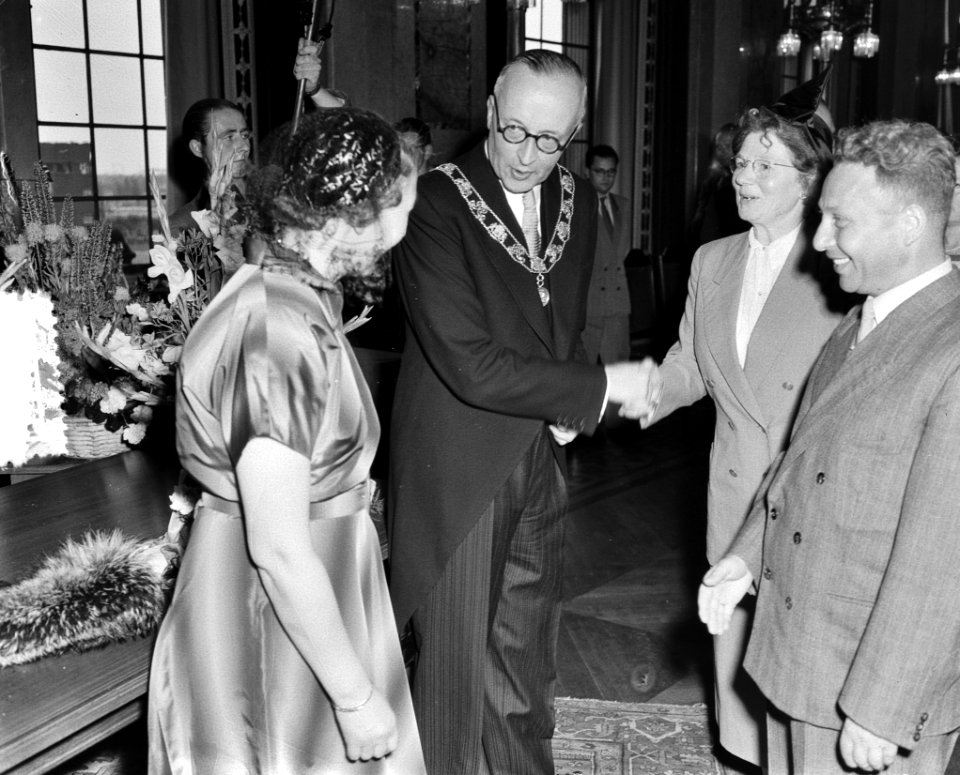 Installatie van de nieuwe burgemeester Rotterdam G.E. van Walsum, Bestanddeelnr 905-2010