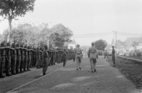 Inspectie van de troepen door de commandant, kolonel J.W. Sluyter, Bestanddeelnr 447-3-1