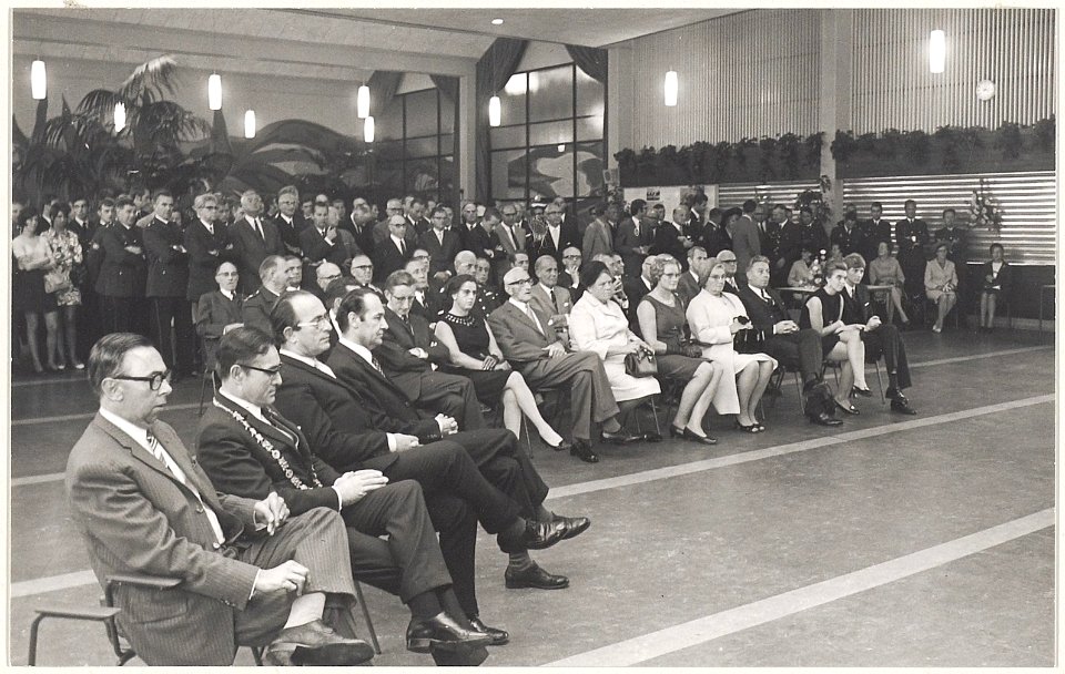 Installatie van Hoofdcommissaris A. Molenaar. V.l.n.r. Wethouder A. Thuis, Burgemeester Mr. Dr. L. de Gou, Wethouder P.W. Voskuilen, Gemeentesecretaris Mr. J.N. Meijsing, NL-HlmNHA 54012204 03