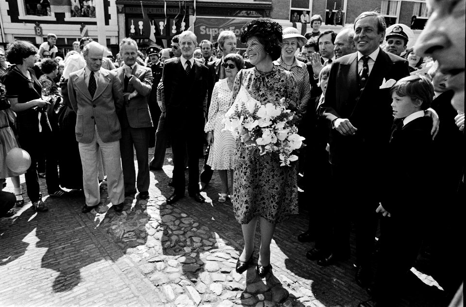 Intocht Koningin Beatrix in Den Haag in open caleche overzicht drukte tijdens w, Bestanddeelnr 930-8382