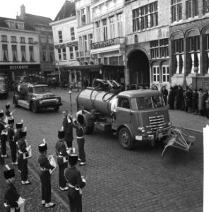 Installatie door burgemeester van Bergen op Zoom van het actiecomite Opgeruimd , Bestanddeelnr 911-9142