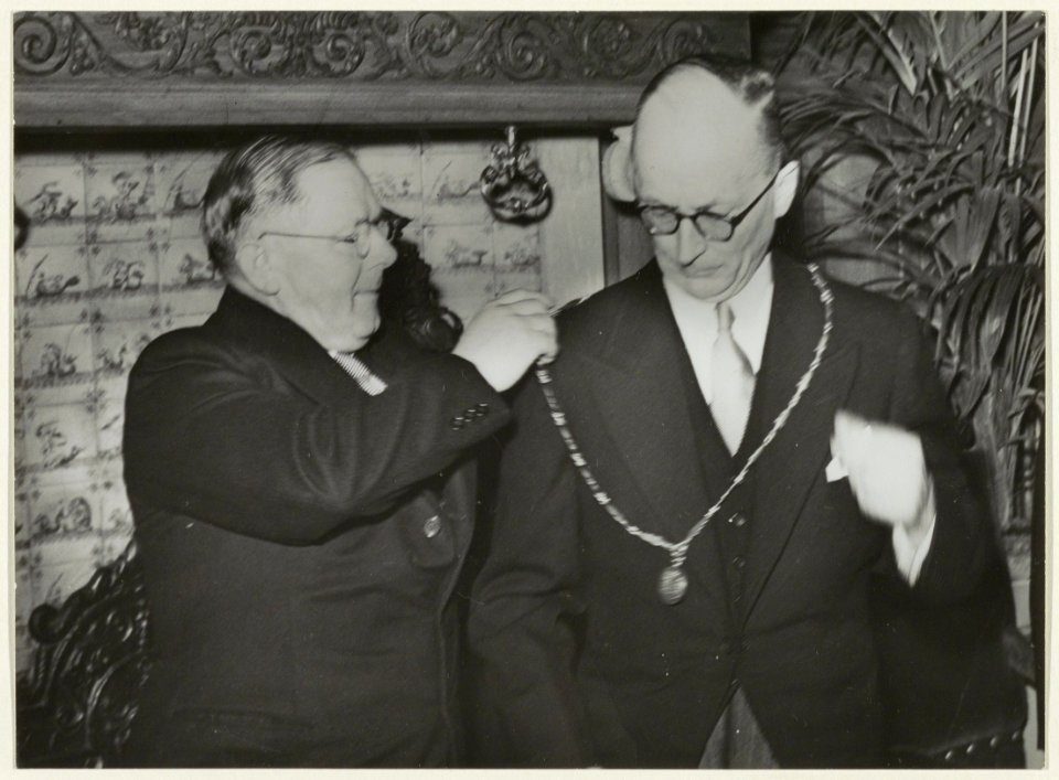 Installatie van burgemeester Mr. H.M. van Fenema door wethouder A. van der Moolen. NL-HlmNHA 54005515