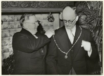 Installatie van burgemeester Mr. H.M. van Fenema door wethouder A. van der Moolen. NL-HlmNHA 54005515