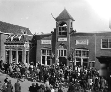 Installatie burgemeester Voorhout. Volk voor gemeentehuis, Bestanddeelnr 902-1125