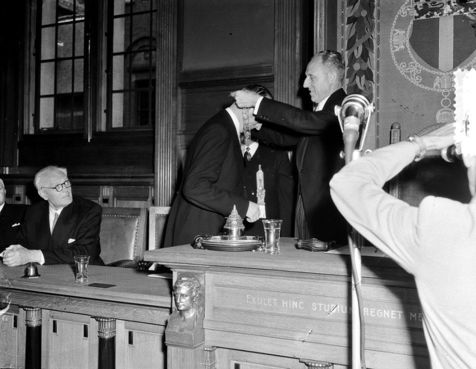Installatie van de nieuwe burgemeester Rotterdam G.E. van Walsum, Bestanddeelnr 905-2009
