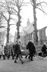 Intocht Nederlands Studenten Orkest in Bergen (NH), Bestanddeelnr 913-3699
