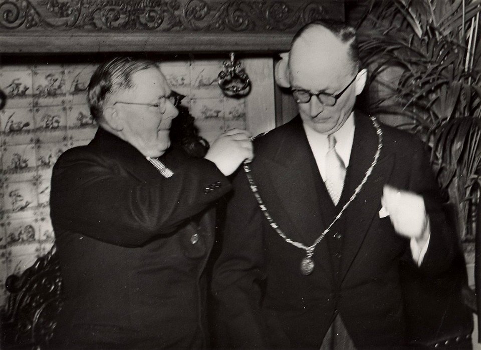 Installatie van burgemeester Mr. H.M. van Fenema, door de wethouder Dhr. van der Moolen. Aangekocht in 1977 van fotograaf C. de Boer. Identificatienummer 54-005515, NL-HlmNHA 54010752