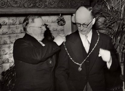 Installatie van burgemeester Mr. H.M. van Fenema, door de wethouder Dhr. van der Moolen. Aangekocht in 1977 van fotograaf C. de Boer. Identificatienummer 54-005515, NL-HlmNHA 54010752