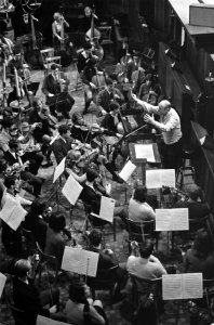 Intocht Nederlands Studenten Orkest in Bergen overzicht, Bestanddeelnr 921-9892