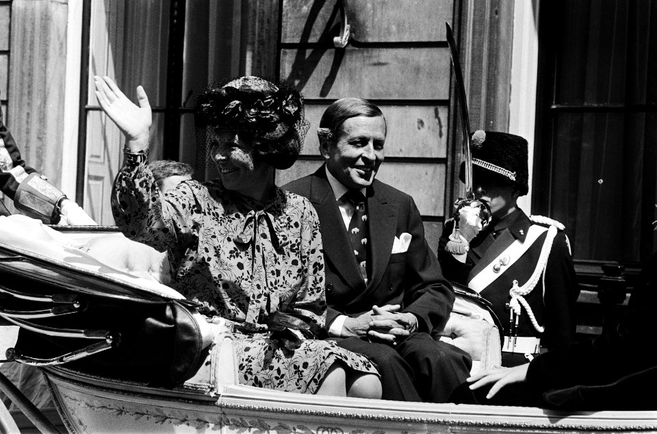 Intocht Koningin Beatrix in Den Haag in open caleche Koninklijke familie in ope, Bestanddeelnr 930-8385