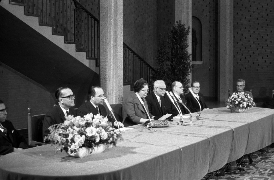 Installatie door Hare Majesteit van de culturele raad voor het Koninkrijk, v.l.n, Bestanddeelnr 912-0351
