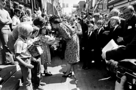Intocht Koningin Beatrix in Den Haag in open caleche Koningin Beatrix in Scheve, Bestanddeelnr 930-8376