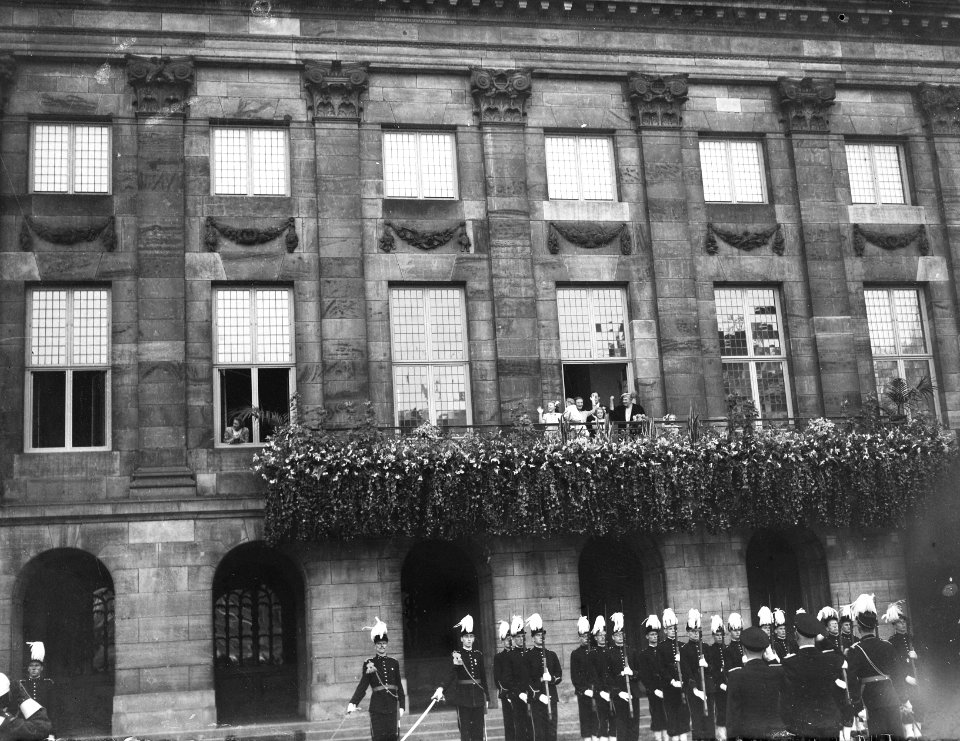 Intocht in Amsterdam De koninklijke familie op het paleisbalkon, na aankomst va, Bestanddeelnr 900-0064