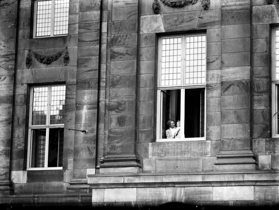 Intocht in Amsterdam. Haar jongste kleindochter, prinses Marijke, is reeds met h, Bestanddeelnr 900-0021