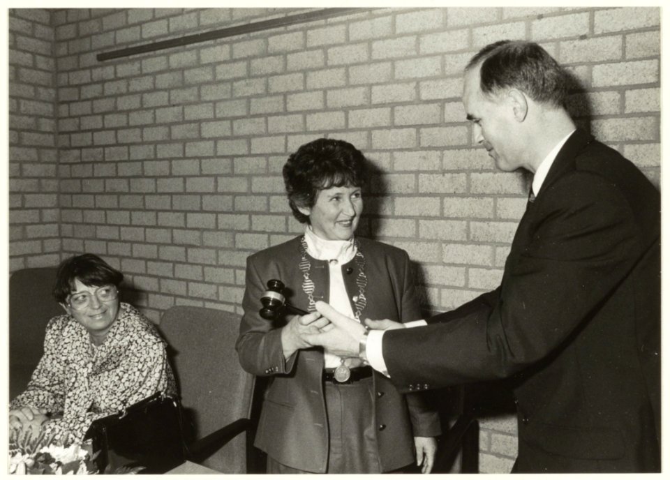 Installatie burgemeester Dalhuisen. Mevr. Dalhuisen krijgt de burgemeestershamer uit handen van loco-burgemeester Zwetsloot. NL-HlmNHA 54031600