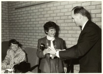 Installatie burgemeester Dalhuisen. Mevr. Dalhuisen krijgt de burgemeestershamer uit handen van loco-burgemeester Zwetsloot. NL-HlmNHA 54031600