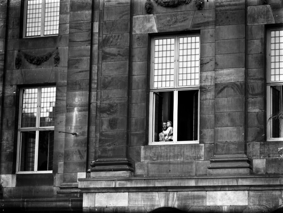 Intocht in Amsterdam.De jongste kleindochter, prinses Marijke, is reeds met haar, Bestanddeelnr 900-0019