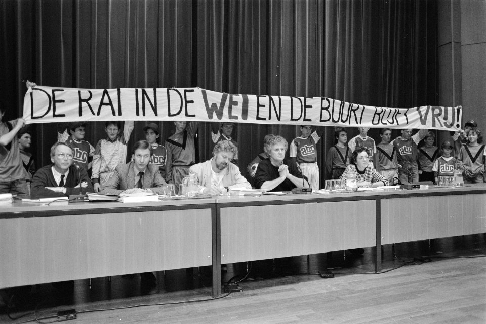 Inspraakavond over uitbreidingsplannen RAI-complex protest tegen uitbreiding, Bestanddeelnr 934-1676